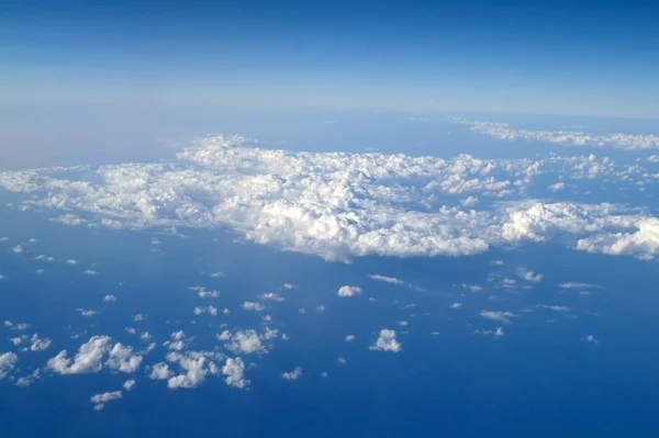 Nubes y cielo azul visto desde el plano —  Fotos de Stock