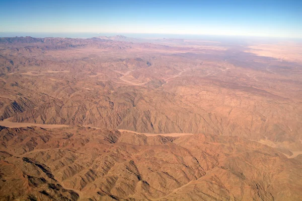 Вид с воздуха на пустыню и горы — стоковое фото