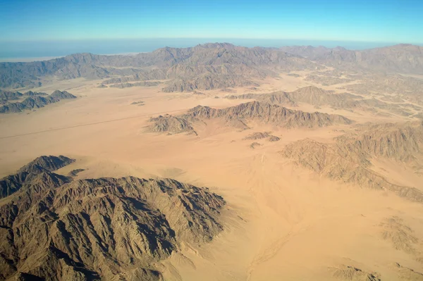 Luchtfoto woestijn en montain — Stockfoto