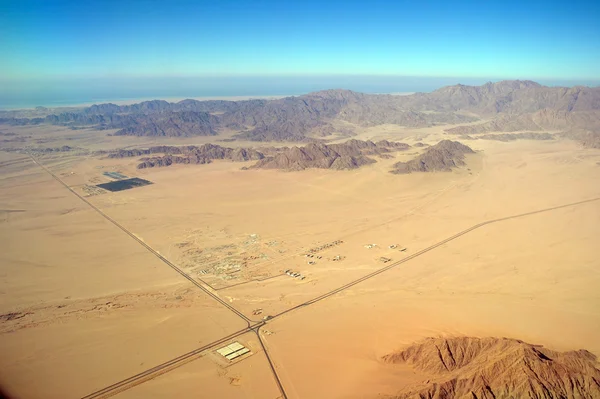 Luchtfoto woestijn en montain — Stockfoto