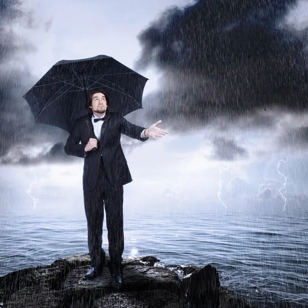 Hombre bajo paraguas Comprobación de lluvia que viene o aclara —  Fotos de Stock