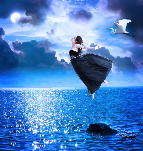 Όμορφο κορίτσι, άλμα στον ουρανό μπλε νυχτός — Φωτογραφία Αρχείου
