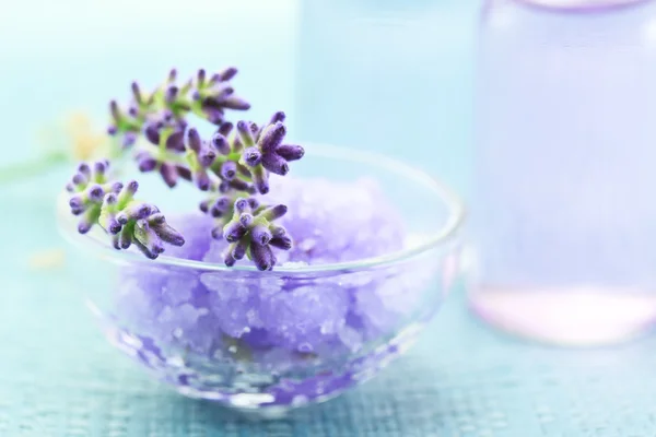 Lavendelsalz mit Aromatherapie-Öl — Stockfoto