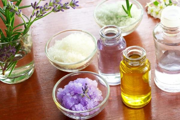 Koupelová sůl s aromaterapeutické oleje — Stock fotografie