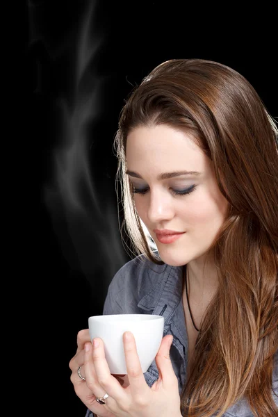 Giovane donna godendo di una bevanda calda — Foto Stock
