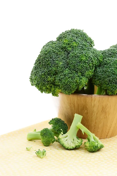 Broccoli in een houten kom — Stockfoto