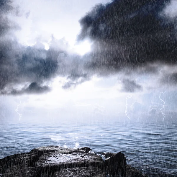 비와 바다에서 뇌우 — 스톡 사진