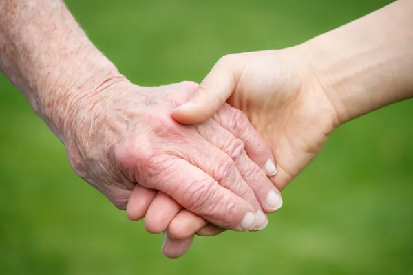 Mulheres idosas e jovens de mãos dadas — Fotografia de Stock