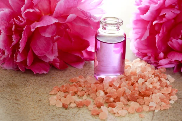 Aceite de aroma en botella con peonía rosa — Foto de Stock