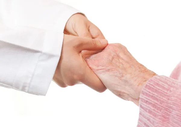 Doctor sosteniendo las manos de la señora mayor — Foto de Stock