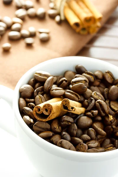 Chicchi di caffè e cannella bastoncini — Foto Stock