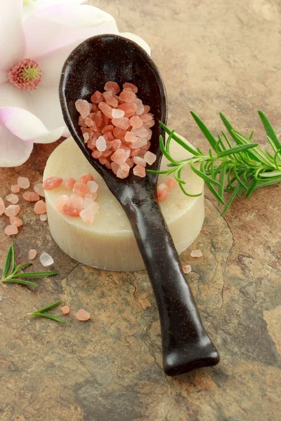 Růžový koupelová sůl s magnolia — Stock fotografie