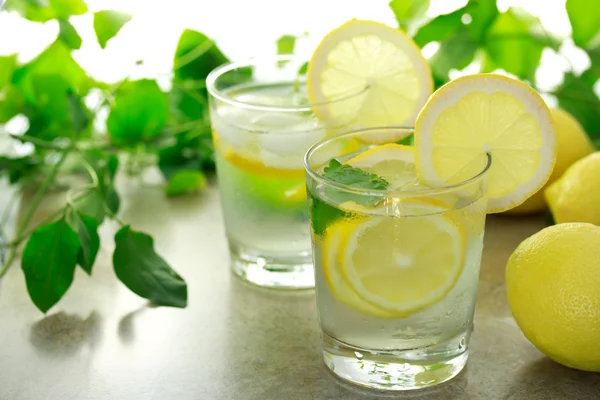 Lemon water — Stock Photo, Image
