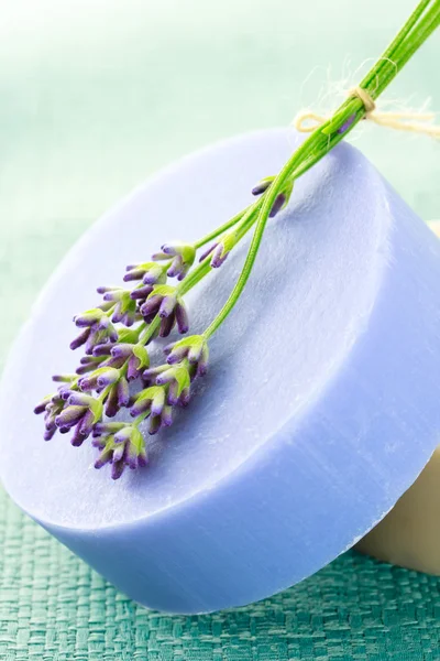 Handgemachte Seife mit frischem Lavendel — Stockfoto