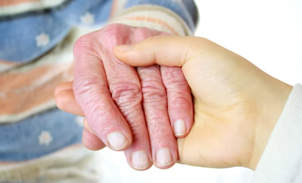 Руки пожилых и молодых женщин — стоковое фото