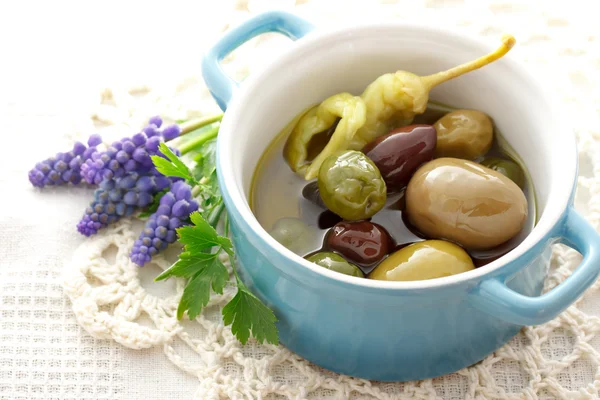 Oliven in kleinem Topf — Stockfoto