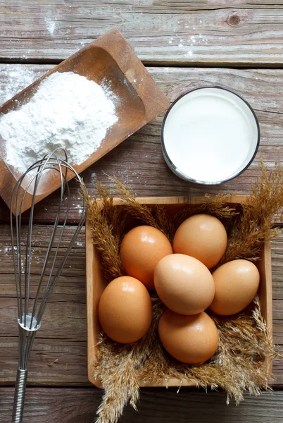 Ägg, mjöl och mjölk — Stockfoto