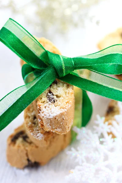 Biscotti with green ribbon — Stock Photo, Image