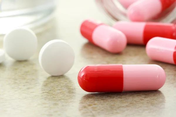 Pillole rosse e rosa — Foto Stock