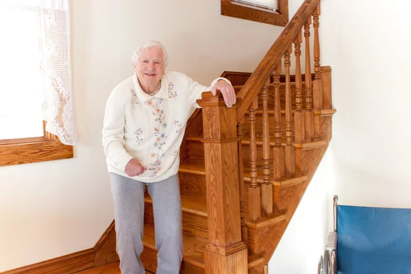 Senior senhora com escadaria — Fotografia de Stock