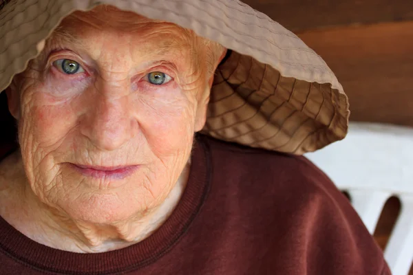 Portret van senior vrouw in hoed — Stockfoto