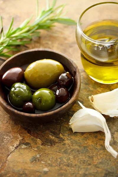 Olivy s česnekem — Stock fotografie