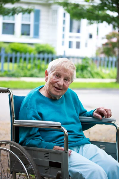Szczęśliwy starszy Pani na wózku inwalidzkim — Zdjęcie stockowe