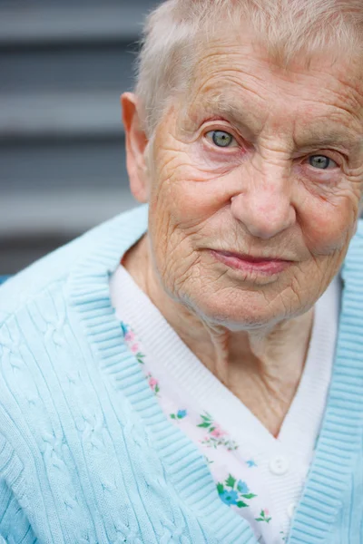 Porträtt av äldre dam — Stockfoto