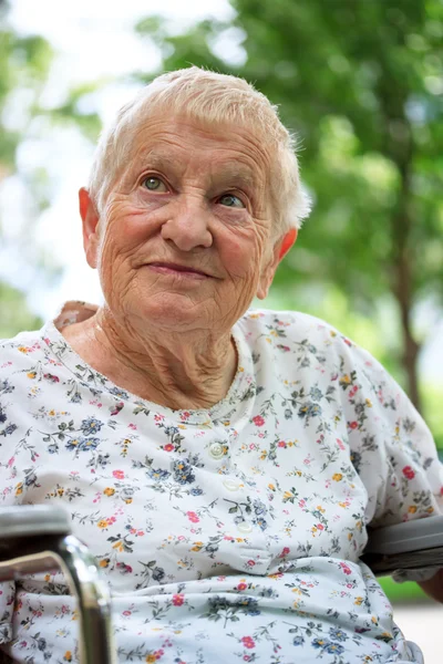 Šťastný starší dáma na vozíku — Stock fotografie