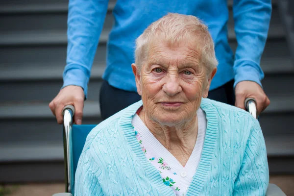 Äldre dam i rullstol — Stockfoto