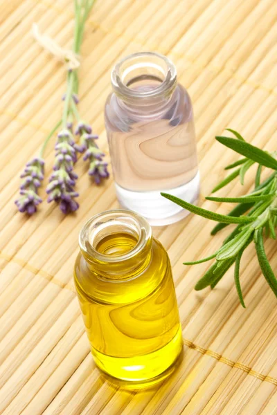 Zapach oleju w butelkach z ziołami — Zdjęcie stockowe