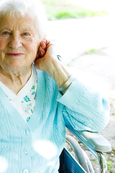 Bella signora anziana in sedia a rotelle — Foto Stock
