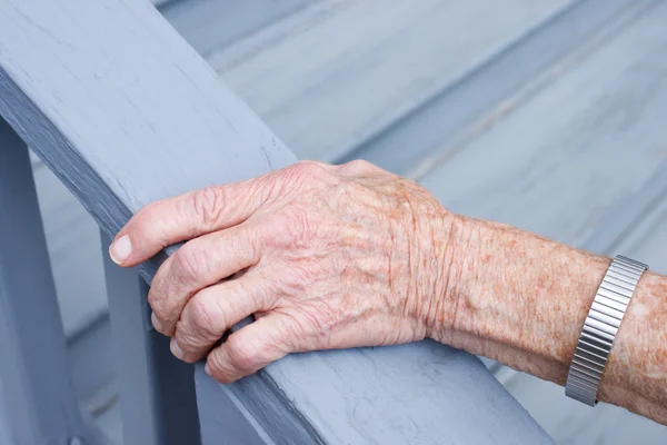 Senior dame houden een trap spoor — Stockfoto