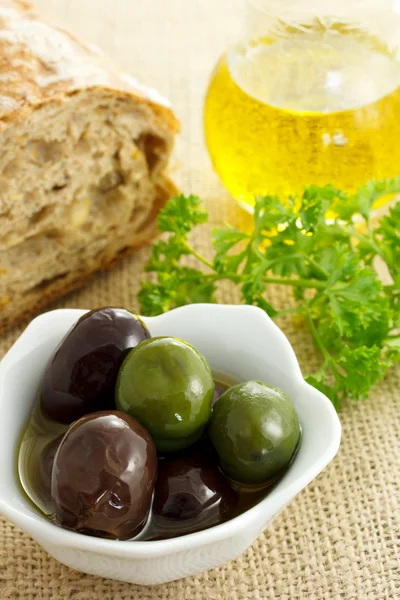 Смешанные оливки с хлебом — стоковое фото