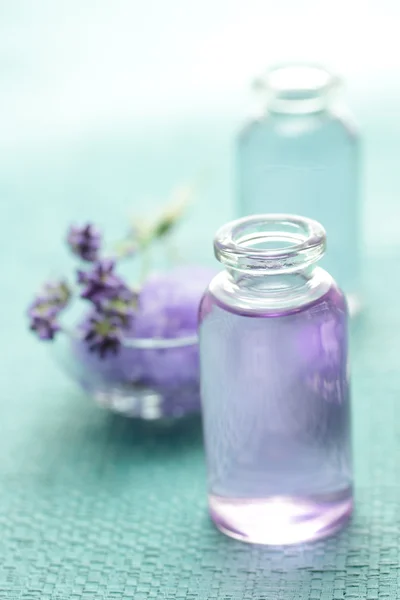 Olio di aromaterapia e lavanda — Foto Stock