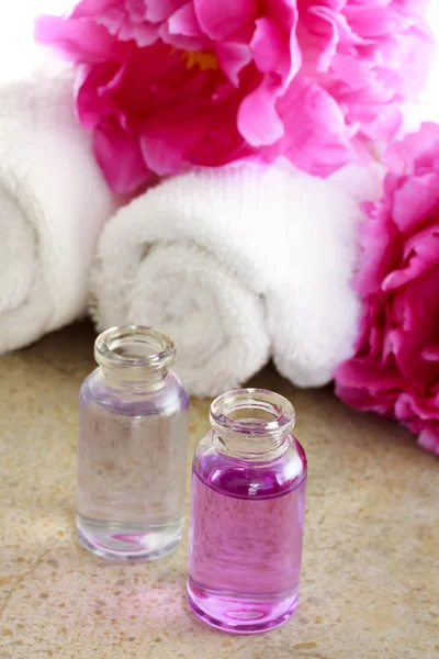 Aroma-olie met roze pioen — Stockfoto