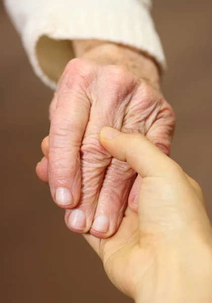 Yaşlı ve genç eller — Stok fotoğraf
