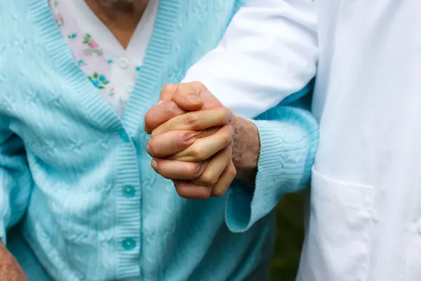 Signora anziana con medico — Foto Stock