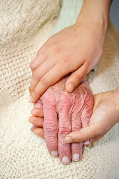 Vecchie e giovani mani — Foto Stock