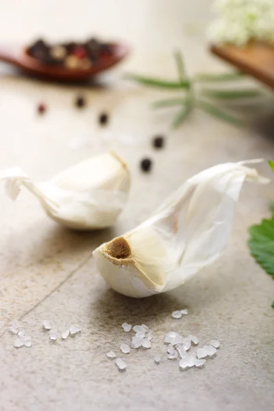Dientes de ajo con hierbas —  Fotos de Stock