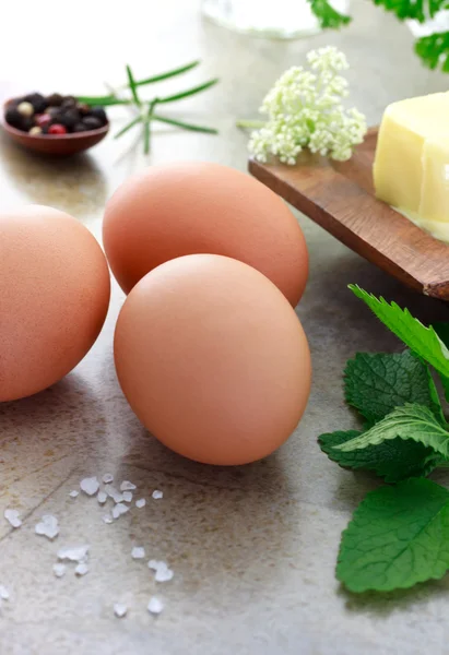 Αυγά με βότανα, πιπερόκοκκος και βούτυρο — Φωτογραφία Αρχείου