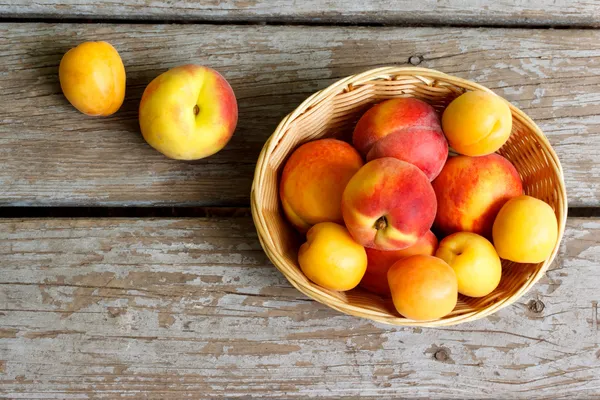 Sappige perziken en abrikozen — Stockfoto
