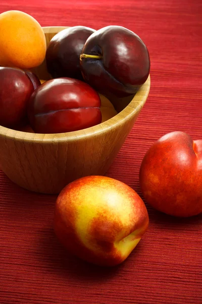 Saftiga nektariner, plommon och aprikos — Stockfoto