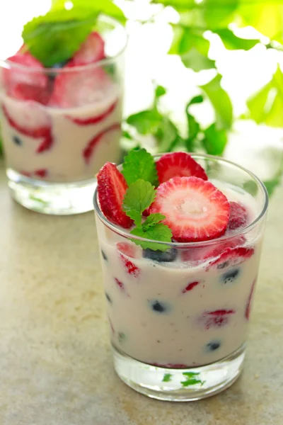 Vanilj yoghurt med jordgubbar — Stockfoto