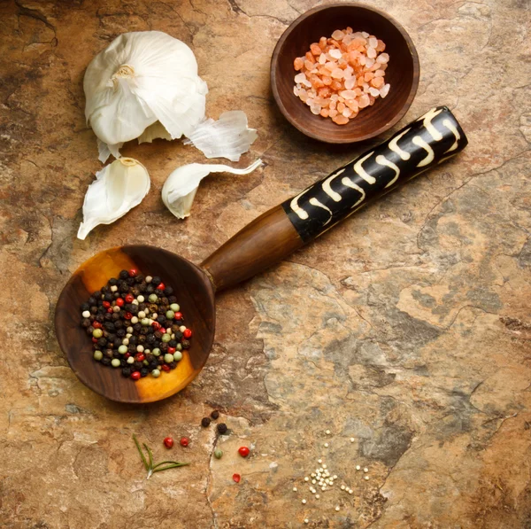 Peper, knoflook en zee zout — Stockfoto