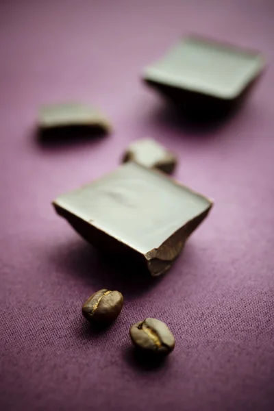 Chocolate com grãos de café — Fotografia de Stock