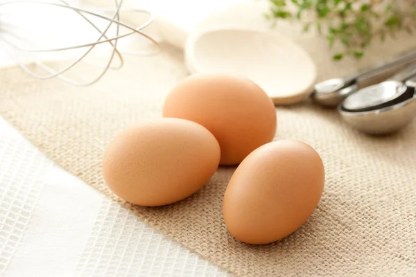 Ovos com utensílios de cozinha — Fotografia de Stock