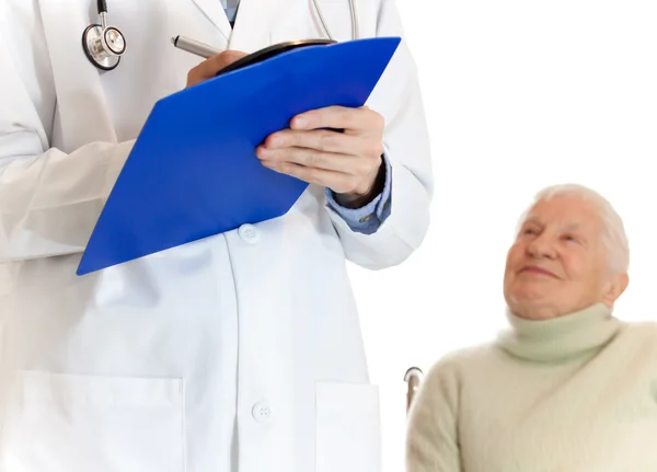 Läkare med äldre kvinna — Stockfoto