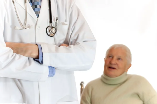 Médico con mujer mayor —  Fotos de Stock