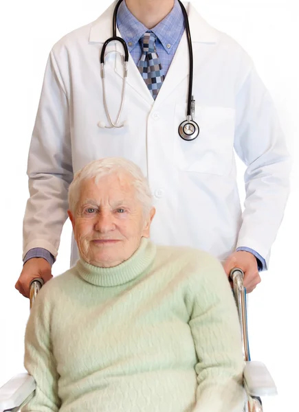 Старший в инвалидной коляске с врачом — стоковое фото